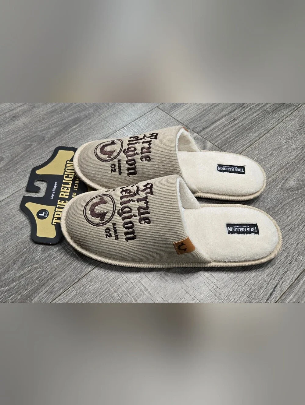 True Religion Men’s Slippers Large 11-12 Beige Cream Rhinestone Logo NWT.